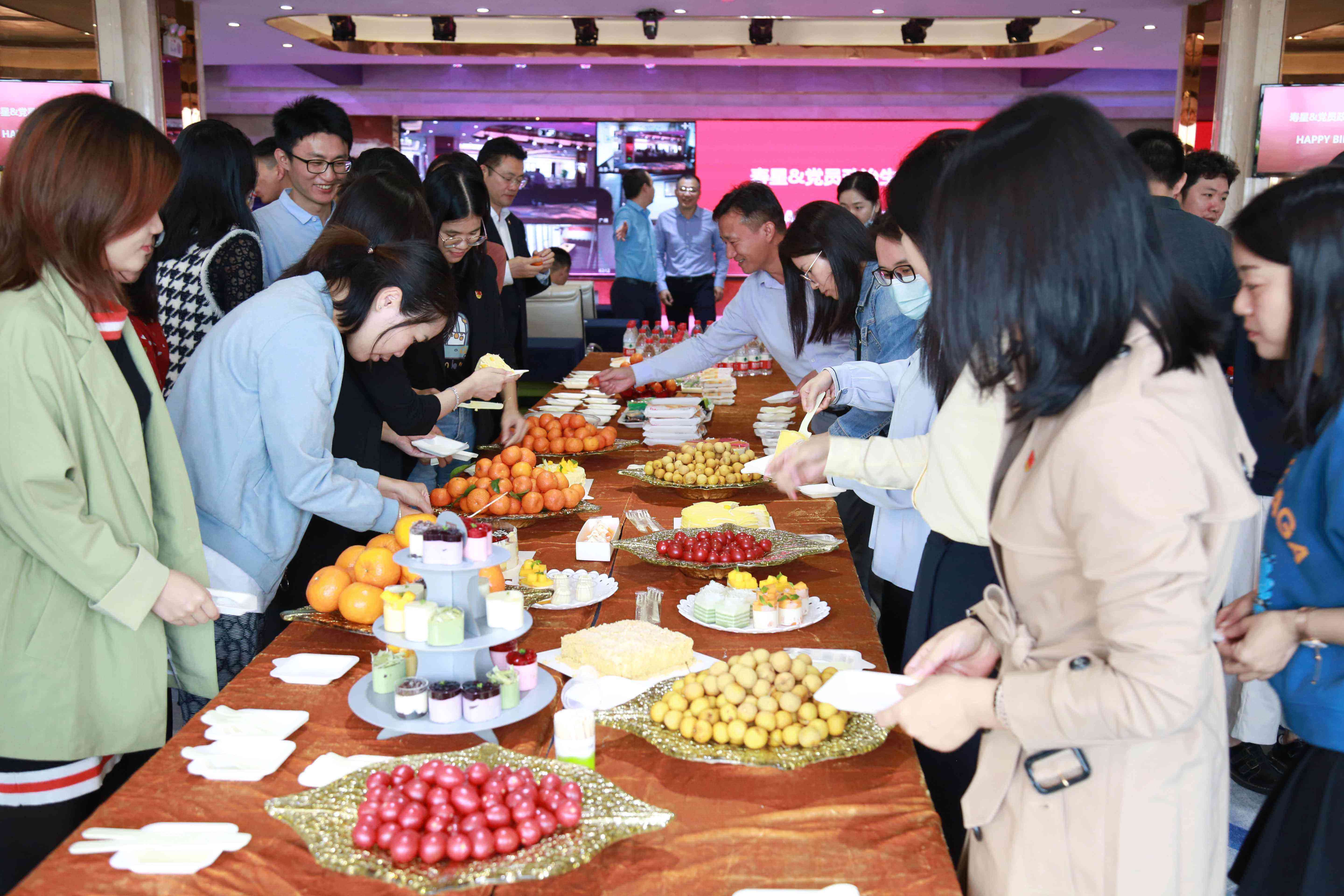 企业党建与文化相融合，点亮员工生日会